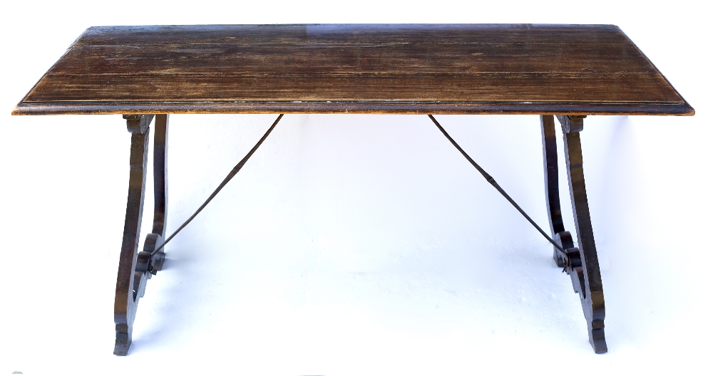 AN ANTIQUE SPANISH CHESTNUT RECTANGULAR TOPPED TRESTLE TABLE with shaped hinged end supports and - Bild 4 aus 4