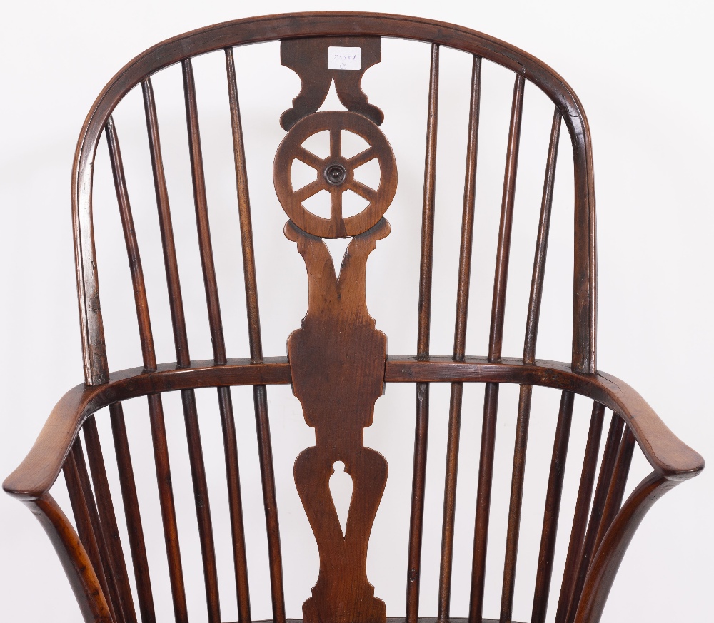 AN ANTIQUE YEW WOOD AND ELM WINDSOR WHEEL BACK ARMCHAIR with carved saddle seat and turned legs - Bild 6 aus 6