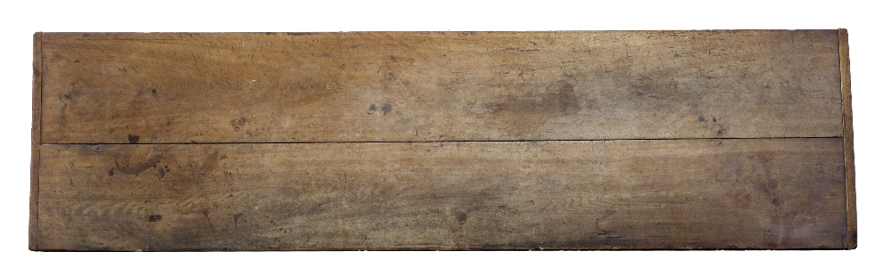 AN ANTIQUE RECTANGULAR KITCHEN TABLE the hardwood twin plank top with cleated ends, on a base with - Bild 3 aus 5