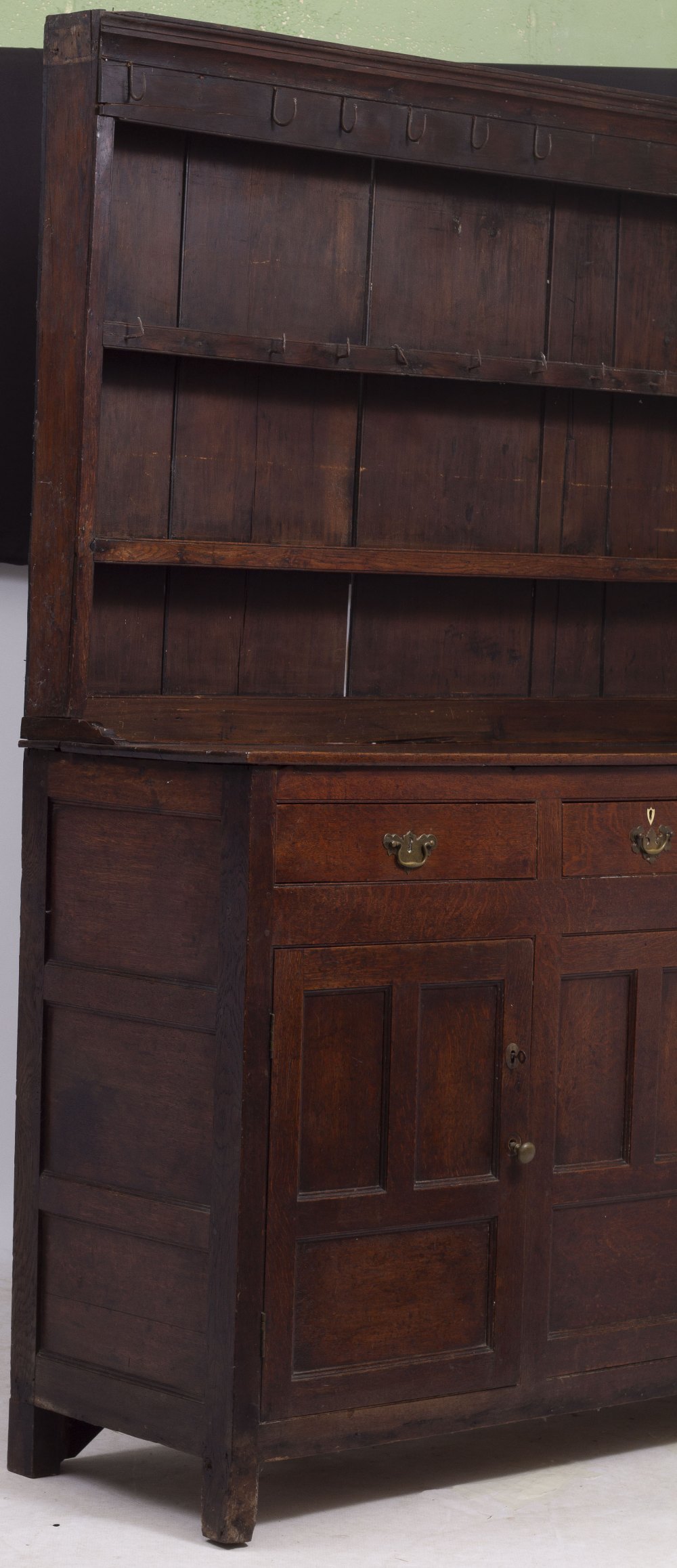 AN EARLY 19TH CENTURY OAK DRESSER with plate rack above, three doors and two panelled cupboard - Bild 2 aus 4