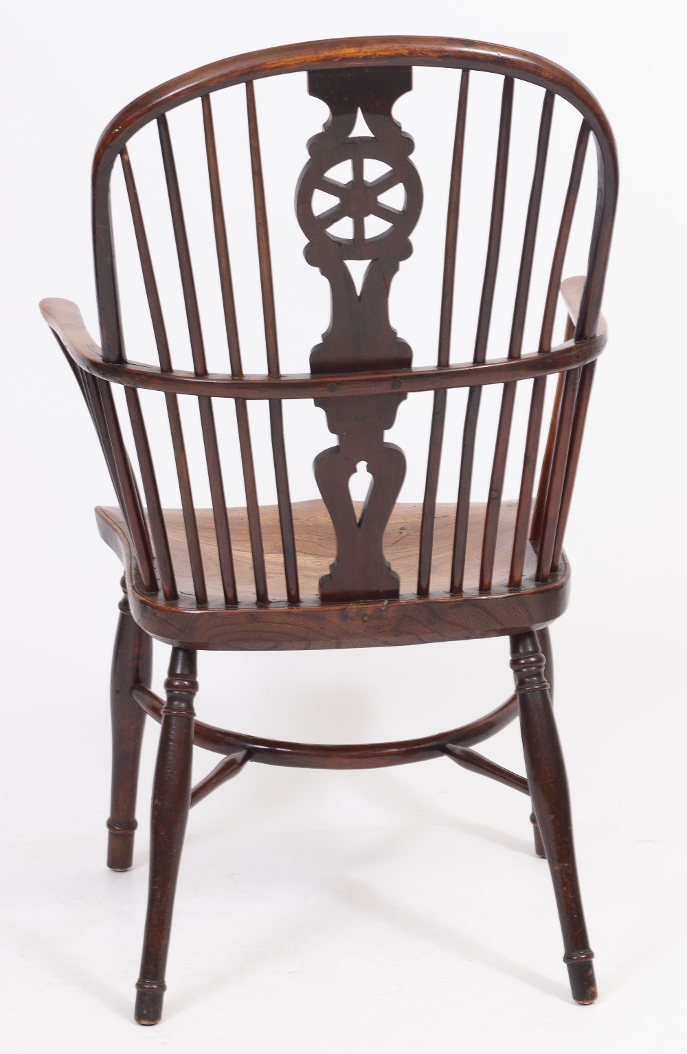 AN ANTIQUE YEW WOOD AND ELM WINDSOR WHEEL BACK ARMCHAIR with carved saddle seat and turned legs - Bild 3 aus 6