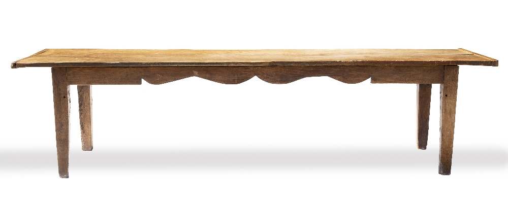 AN ANTIQUE RECTANGULAR KITCHEN TABLE the hardwood twin plank top with cleated ends, on a base with - Bild 2 aus 5