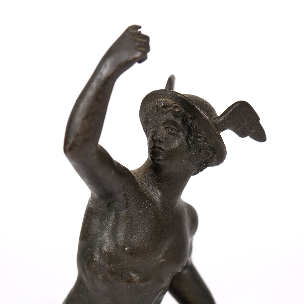 A SMALL ANTIQUE BRONZE SCULPTURE OF MERCURY flying with winged helmet and shoes, mounted on a - Bild 5 aus 6