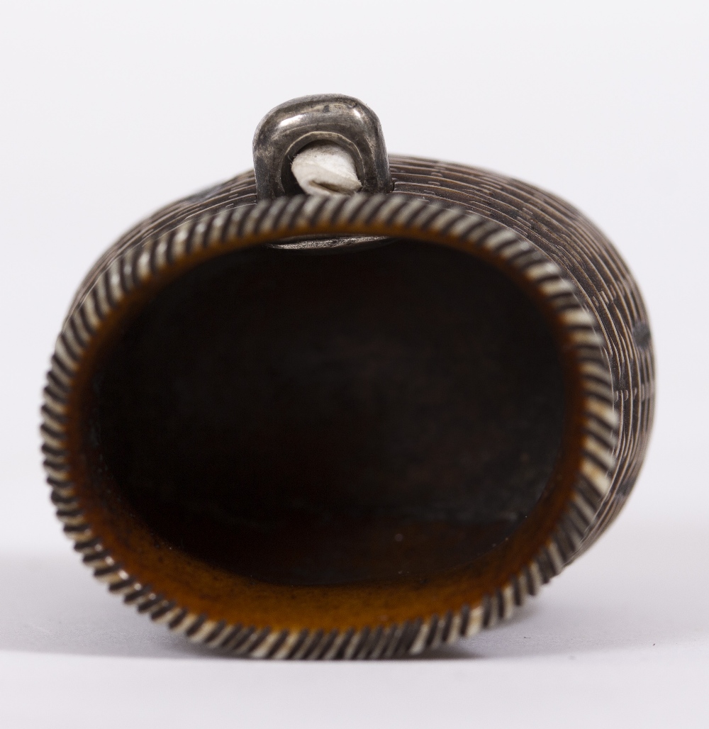 AN ANTIQUE JAPANESE NETSUKE in the form of a basket, with white metal clasp, 3.2cm high Condition: - Image 6 of 6