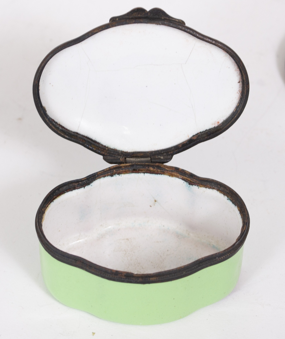 A COLLECTION OF BIJOUTERIE to include a Georgian silver pepperette, two enamel boxes, two scent - Image 9 of 9