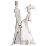 A LARGE LLADRO PORCELAIN FIGURINE Couple with parasol, first issued in 1969 and sculpted by