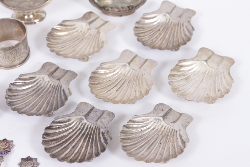 A SMALL QUANTITY OF WHITE METAL AND SILVER ITEMS to include silver napkin rings, scallop shaped - Image 4 of 5