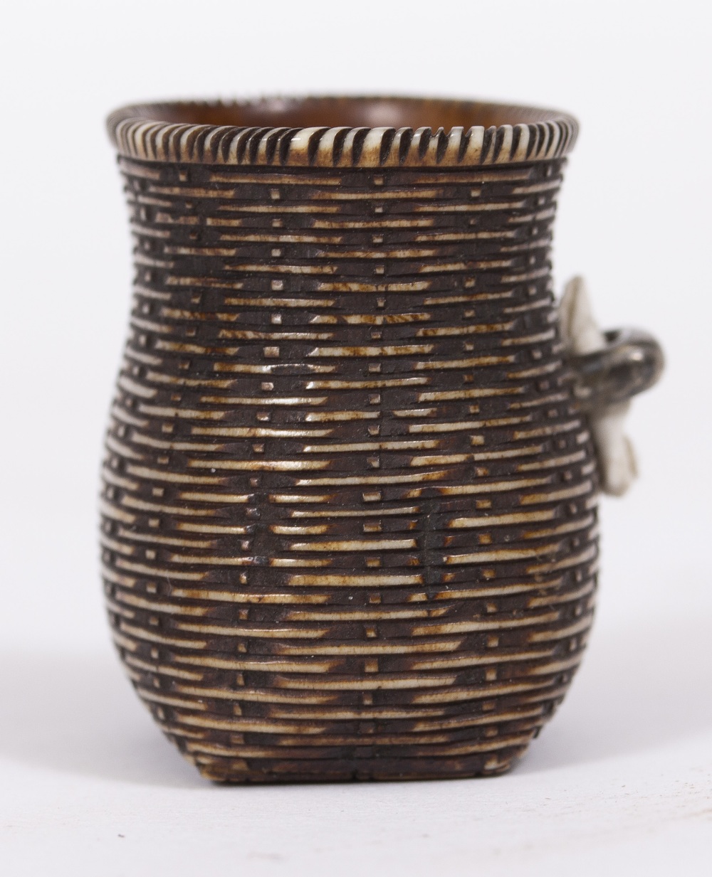 AN ANTIQUE JAPANESE NETSUKE in the form of a basket, with white metal clasp, 3.2cm high Condition: - Image 5 of 6