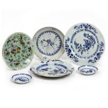 FIVE CHINESE PORCELAIN NANKING CARGO BLUE AND WHITE PORCELAIN DISHES AND PLATES the largest 23cm