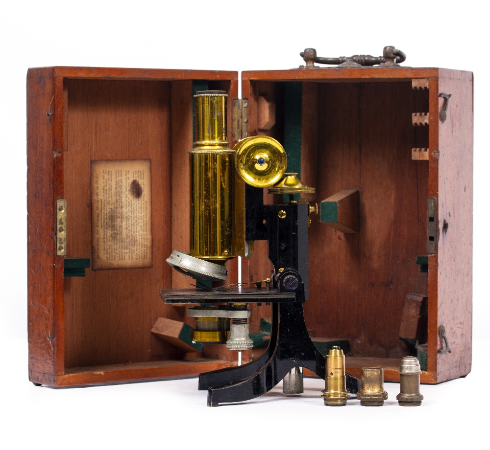 AN EARLY 20TH CENTURY MICROSCOPE by J Swift & Son of London, with coarse and fine focusing, focusing - Image 4 of 10