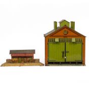 A COLLECTION OF HORNBY O GAUGE AND OTHER RAILWAY ITEMS to include an engine shed, a quantity of