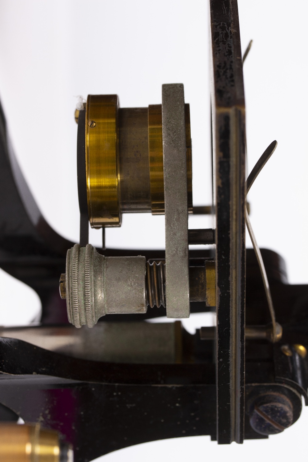 AN EARLY 20TH CENTURY MICROSCOPE by J Swift & Son of London, with coarse and fine focusing, focusing - Image 8 of 10