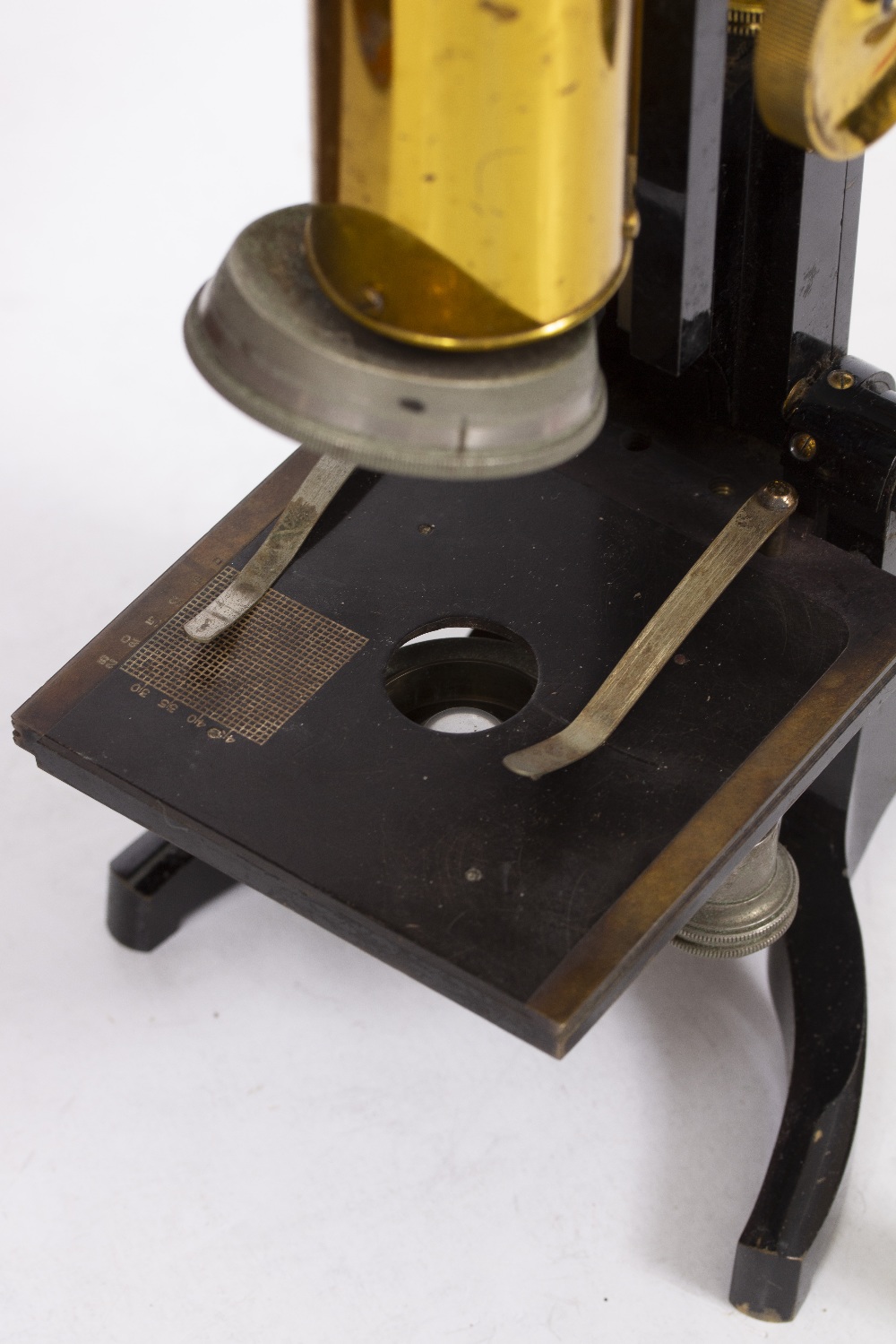 AN EARLY 20TH CENTURY MICROSCOPE by J Swift & Son of London, with coarse and fine focusing, focusing - Image 7 of 10