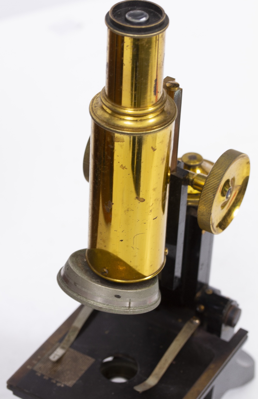 AN EARLY 20TH CENTURY MICROSCOPE by J Swift & Son of London, with coarse and fine focusing, focusing - Image 6 of 10