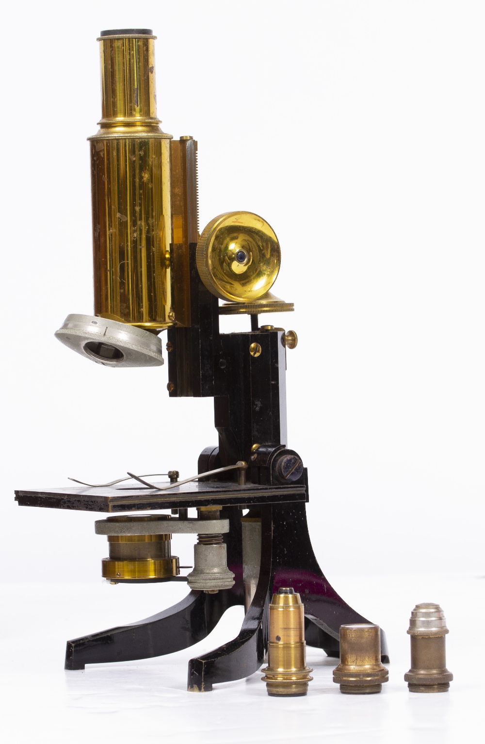 AN EARLY 20TH CENTURY MICROSCOPE by J Swift & Son of London, with coarse and fine focusing, focusing - Image 2 of 10