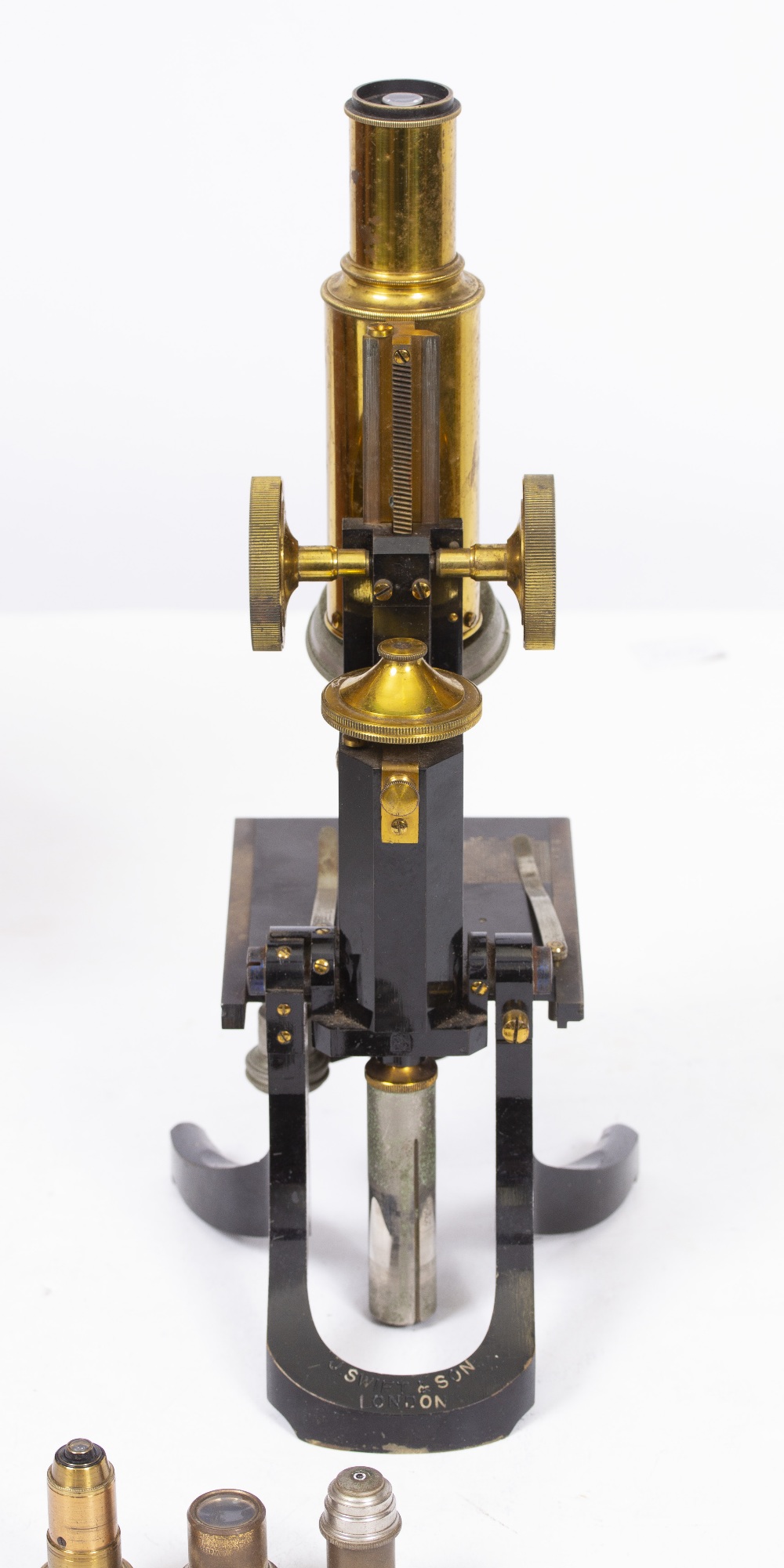 AN EARLY 20TH CENTURY MICROSCOPE by J Swift & Son of London, with coarse and fine focusing, focusing - Image 9 of 10