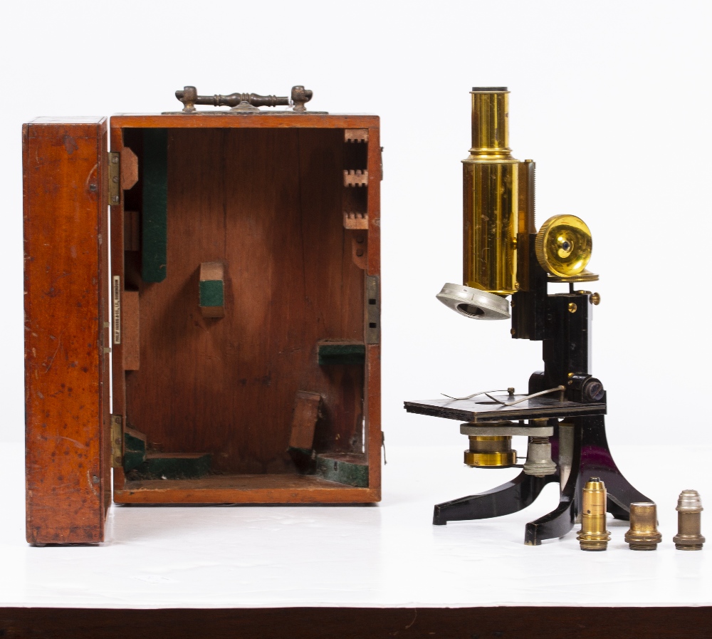 AN EARLY 20TH CENTURY MICROSCOPE by J Swift & Son of London, with coarse and fine focusing, focusing - Image 3 of 10