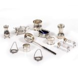 A QUANTITY OF SILVER AND WHITE METAL ITEMS TO INCLUDE condiment pots, napkin rings, a white metal