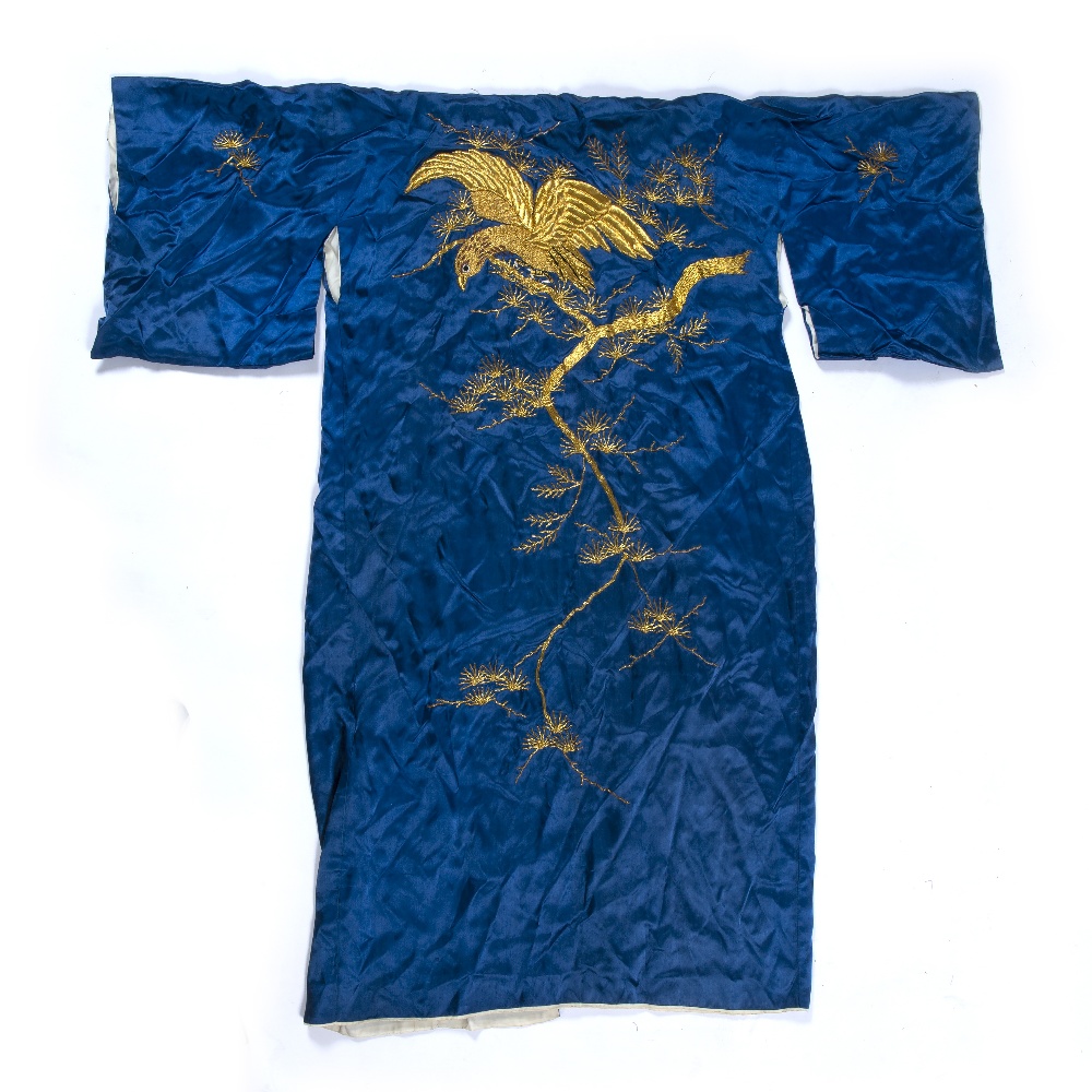 Blue silk robe Chinese, 20th Century with gold metal thread of a swooping bird to the back - Image 2 of 2