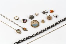 Collection of jewellery to include: 9ct gold rings, gilt metal portrait pendant, pinch beck