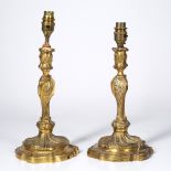 Pair of contemporary Rococo style gilt metal table lamps with wrythen stem, 30cm high (2)