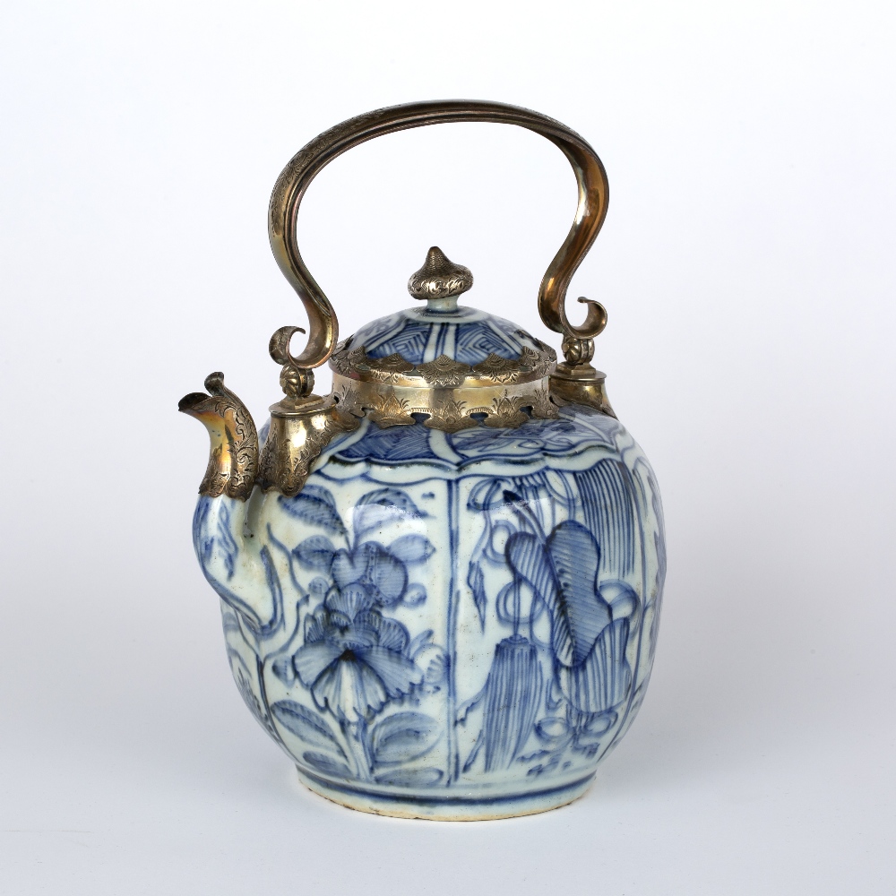 Blue and white teapot and cover Chinese, Wanli Period (1572-1620) decorated to body depicting - Image 3 of 3