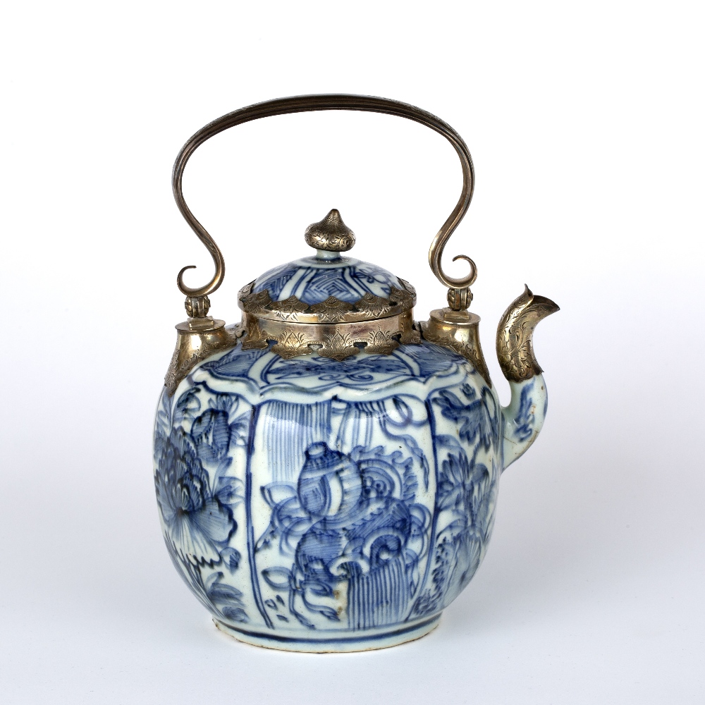 Blue and white teapot and cover Chinese, Wanli Period (1572-1620) decorated to body depicting - Image 2 of 3