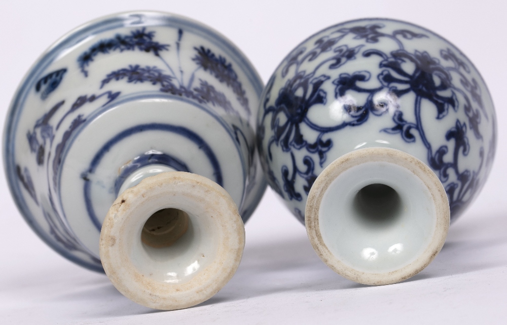 Export blue and white stem cup Chinese, late Ming decorated with two figures in a landscape amidst - Image 4 of 5