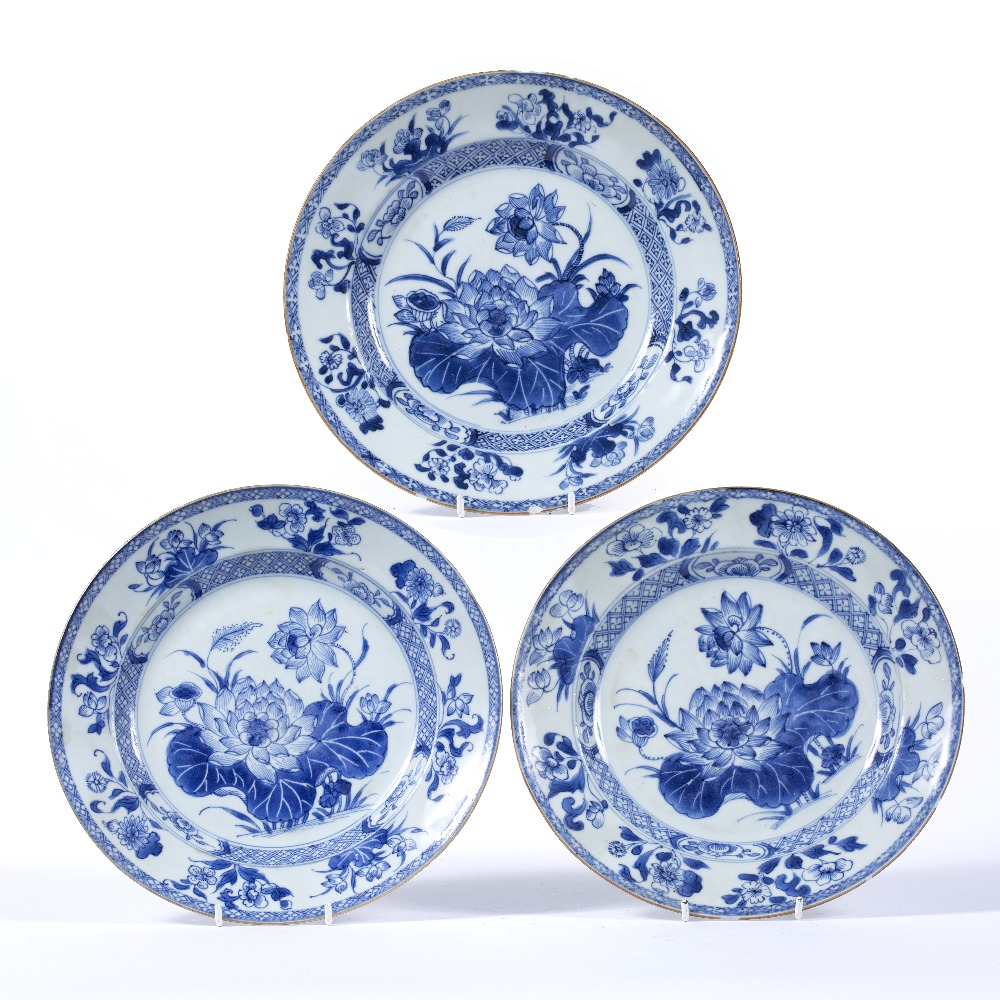 Set of three export blue and white plates Chinese, circa 1800 decorated to the centre with a