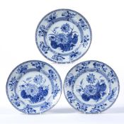 Set of three export blue and white plates Chinese, circa 1800 decorated to the centre with a