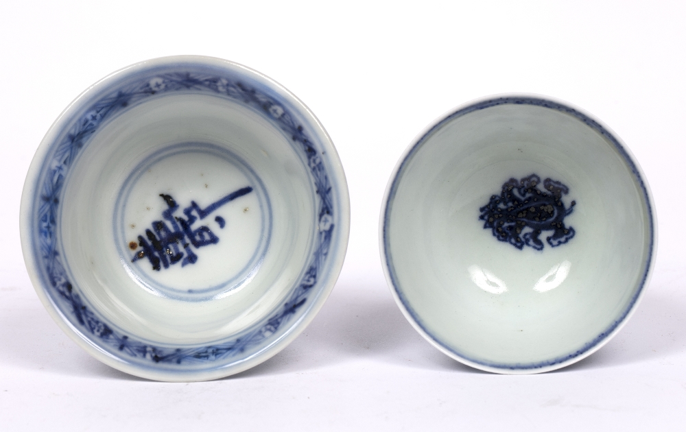 Export blue and white stem cup Chinese, late Ming decorated with two figures in a landscape amidst - Image 3 of 5