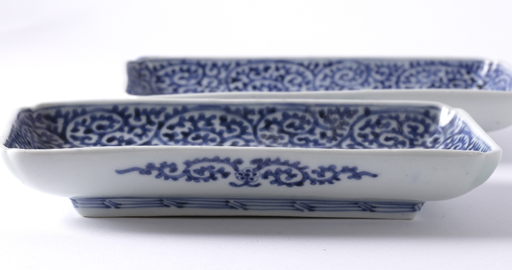 Pair of blue and white oblong dishes Japanese, 19th Century painted to the centre with flowers - Image 3 of 3