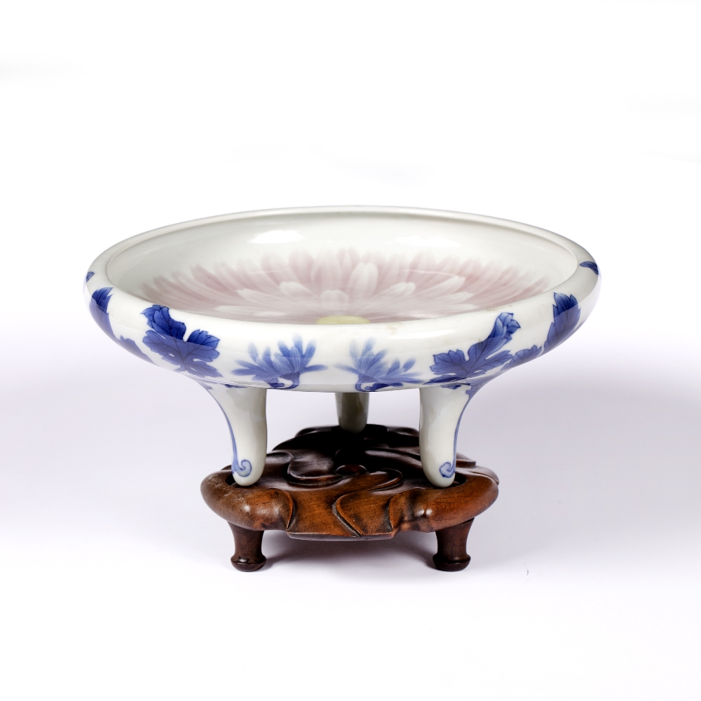 Porcelain shallow rounded bowl Japanese, Kozan Studio, Meiji-Taisho period signed within a - Image 2 of 6