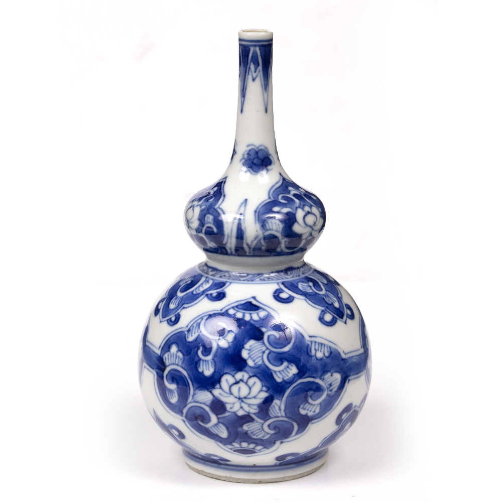 Small blue and white double gourd bottle vase Chinese, Kangxi (1662-1722) with panels of lotus and - Image 2 of 4