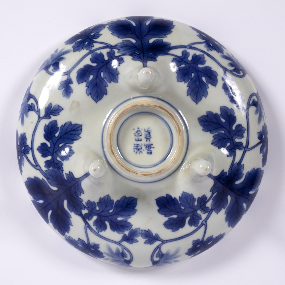 Porcelain shallow rounded bowl Japanese, Kozan Studio, Meiji-Taisho period signed within a - Image 5 of 6