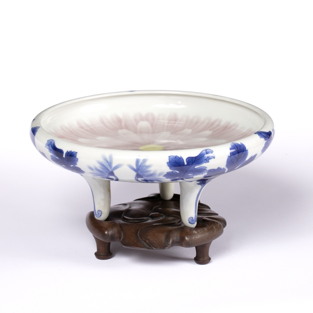 Porcelain shallow rounded bowl Japanese, Kozan Studio, Meiji-Taisho period signed within a - Image 3 of 6