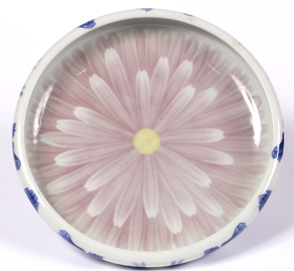 Porcelain shallow rounded bowl Japanese, Kozan Studio, Meiji-Taisho period signed within a - Image 4 of 6