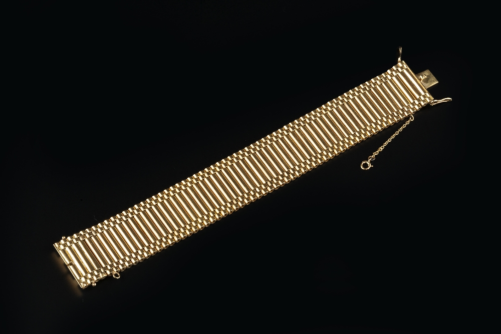 A 9CT GOLD FANCY-LINK BRACELET, of brick-link design, with Birmingham hallmark, length 18.5cm