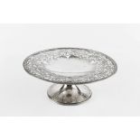 AN EARLY 20TH CENTURY AMERICAN SILVER CAKE STAND, pierce decorated and engraved with flowers and