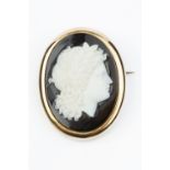 A 19TH CENTURY HARDSTONE CAMEO PENDANT/BROOCH, the oval agate panel carved to depict a classical