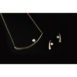 A DIAMOND PENDANT NECKLACE AND EAR STUDS SUITE, each designed as a tapered curved bar surmounted
