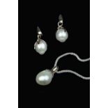 A BAROQUE PEARL PENDANT AND MATCHED EAR PENDANTS BY FIONA RAE, each suspending a baroque pearl