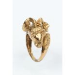 A COLLECTION OF JEWELLERY, to include a ram's head dress ring, of crossover design, with green