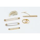A COLLECTION OF JEWELLERY, comprising two 22ct gold wedding bands, a 9ct gold tie bar, a pin brooch,