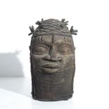 AN AFRICAN BENIN HEAD OF AN OBA, 20th century bronze, with a headdress and high collar design 26cm
