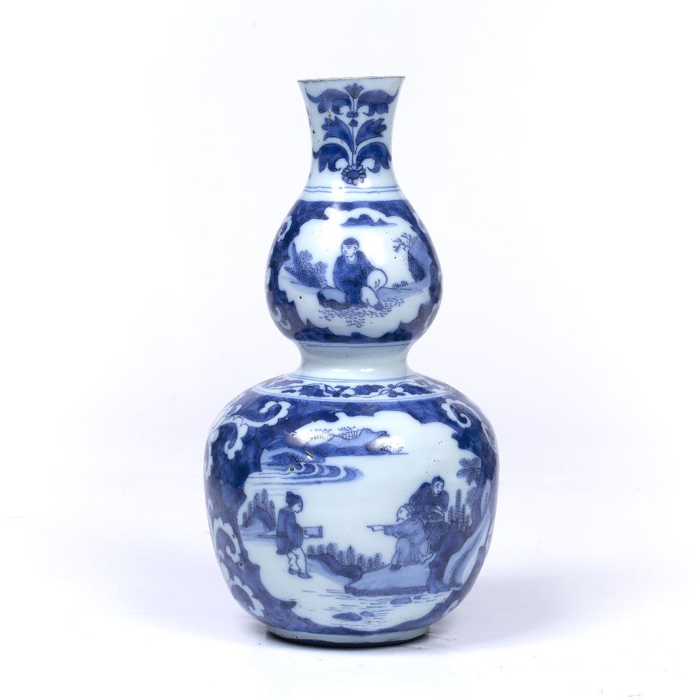 AN 18TH CENTURY DELFT GOURD VASE decorated in the Chinese transitional style with panels of