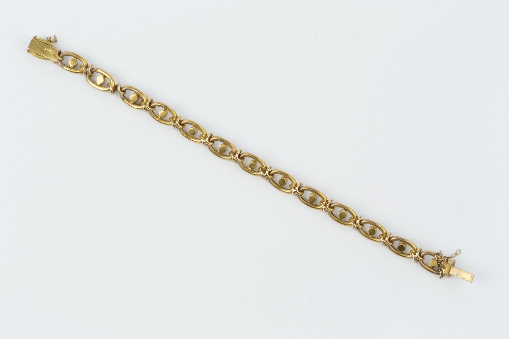 A LATE VICTORIAN/EDWARDIAN GEM SET BRACELET, of curb-link design, alternately spaced with half - Image 3 of 3