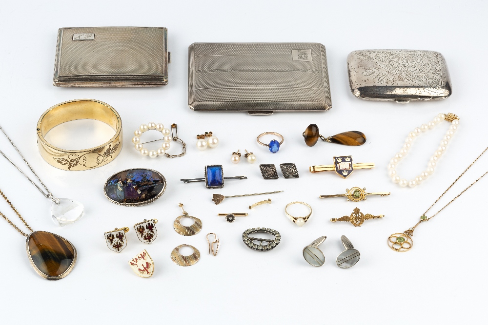 A COLLECTION OF JEWELLERY, to include a Royal Flying Corps wings brooch, on bar fitting stamped '