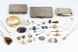 A COLLECTION OF JEWELLERY, to include a Royal Flying Corps wings brooch, on bar fitting stamped '