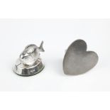 AN EDWARDIAN SILVER HEART SHAPED MENU HOLDER by Sampson Mordan & Co Ltd, Chester 1904, 3.5cm, and